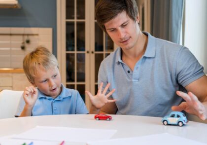 پدر در حال تعامل و مراقبت از کودک دارای اختلال طیف اوتیسم